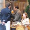 Angelina Jolie sur le tournage de The Tourist à Paris le 23 février 2010, face à Jean-Marie Lamour en garçon de café