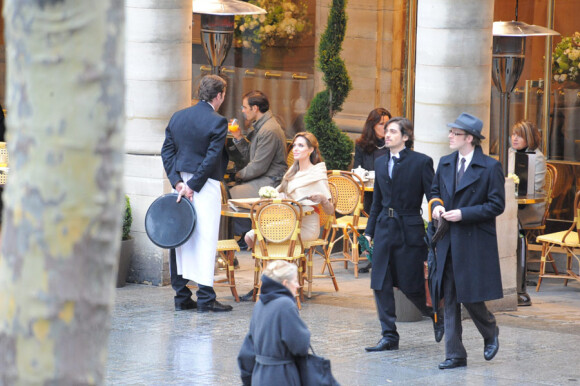 Angelina Jolie sur le tournage de The Tourist à Paris le 23 février 2010, face à Jean-Marie Lamour en garçon de café