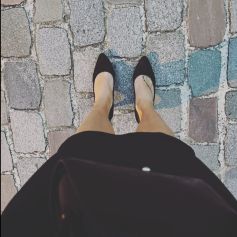 Sur son compte Instagram, l'ancienne nageuse a publié une première photo de sa tenue, très chic
 
Laure Manaudou