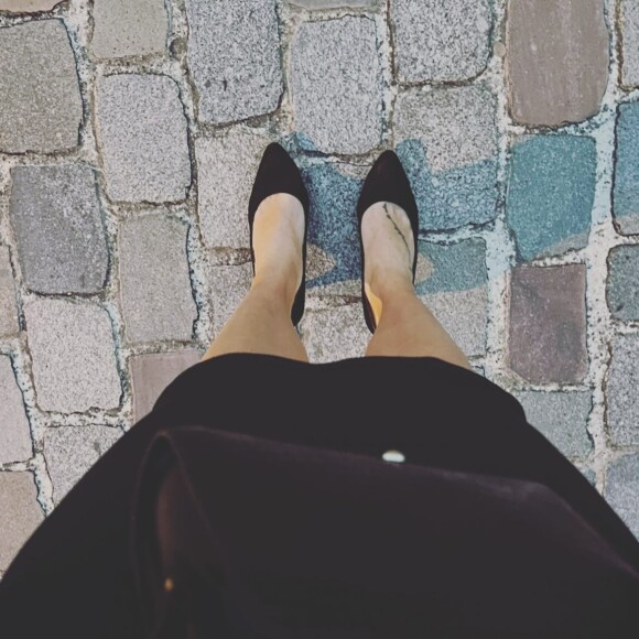 Sur son compte Instagram, l'ancienne nageuse a publié une première photo de sa tenue, très chic
 
Laure Manaudou
