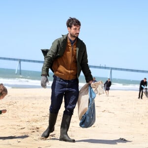 Exclusif - Le chanteur Jérémy Frérot, mari de L. Manaudou, accompagné d'une trentaine de bénévoles, a décidé cette année de lancer une opération de nettoyage de plages, "Initiatives oceanes" animée et dirigée par lui-même. Avec l'aide de Surfrider il a lancé cette collecte sur une de ses plages préférées depuis son enfance ici, entre Arcachon et les Landes le 3 Mai 2019. Il a fait une pause dans sa tournée pour organiser cette action et il etait seul, sans Laure, pour ce combat. Les Initiatives Océanes sont des nettoyages de plages, lacs, rivières et fonds marins partout dans le monde. Ces collectes de déchets sont organisées par des bénévoles grâce à l'accompagnement de Surfrider Foundation Europe. © Patrick Bernard/ Bestimage