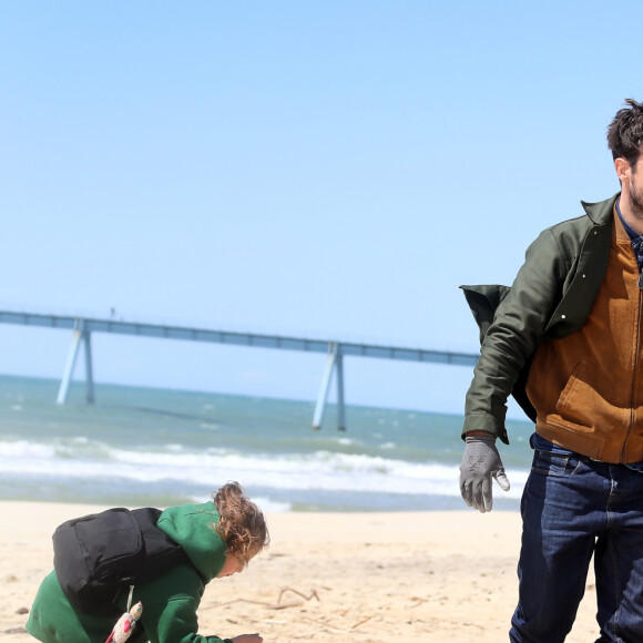 Exclusif - Le chanteur Jérémy Frérot, mari de L. Manaudou, accompagné d'une trentaine de bénévoles, a décidé cette année de lancer une opération de nettoyage de plages, "Initiatives oceanes" animée et dirigée par lui-même. Avec l'aide de Surfrider il a lancé cette collecte sur une de ses plages préférées depuis son enfance ici, entre Arcachon et les Landes le 3 Mai 2019. Il a fait une pause dans sa tournée pour organiser cette action et il etait seul, sans Laure, pour ce combat. Les Initiatives Océanes sont des nettoyages de plages, lacs, rivières et fonds marins partout dans le monde. Ces collectes de déchets sont organisées par des bénévoles grâce à l'accompagnement de Surfrider Foundation Europe. © Patrick Bernard/ Bestimage