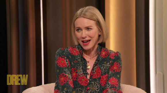 Naomi Watts sur le plateau de l'émission "The Drew Barrymore Show" à Los Angeles, le 11 octobre 2022. 