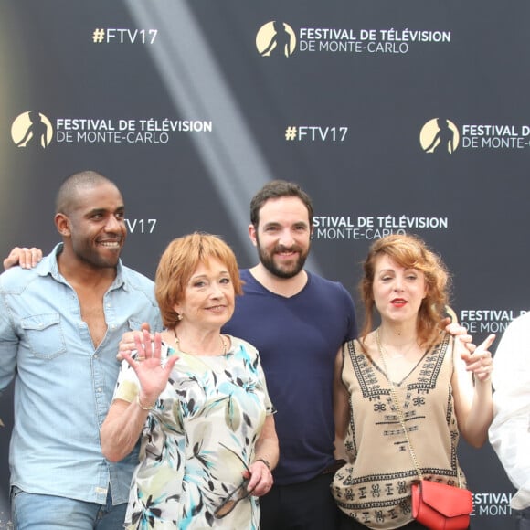 Elle avait d'ailleurs trouvé une seconde famille grâce à toute l'équipe !
Amélie Etasse, Loup-Denis Elion, Marion Game, David Mora et sa compagne Anne-Elisabeth Blateau, Gérard Hernandez - 57ème Festival de télévision de Monte-Carlo, le 17 juin 2017. © Denis Guignebourg/Bestimage 