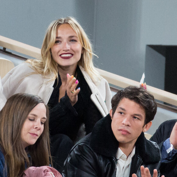 Chloé Jouannet avec son compagnon Sandor Funtek dans les tribunes lors des Internationaux de France de Tennis de Roland Garros 2022 à Paris le 29 mai 2022.
