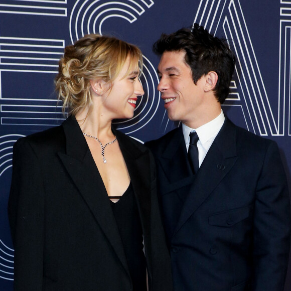 Chloé Jouannet est partie respirer l'air marin à la plage avec son amoureux, comédien comme elle, Sandor Funtek
Chloé Jouannet (habillée en AMI, chaussures et sac Roger Vivier, bijoux Chaumet), Sandor Funtek (habillé en Dior Homme et montre TAG Heuer) - Photocall de la 47ème édition de la cérémonie des César à l'Olympia© Borde-Jacovides/Bestimage