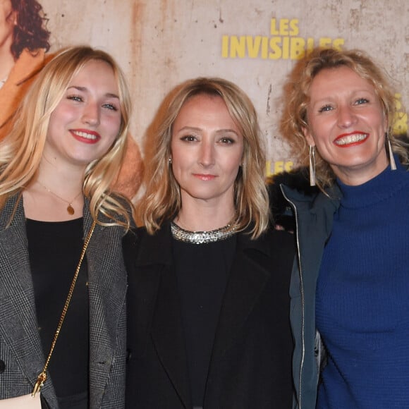 Rayonnante, Chloé Jouannet partage avec sa mère et sa tante célèbres une bonne humeur communicative.
Alexandra Lamy avec sa fille Chloe Jouannet et sa soeur Audrey Lamy - Avant-première du film "Les Invisibles" au cinéma Gaumont Opéra à Paris, le 7 janvier 2019. © Coadic Guirec/Bestimage