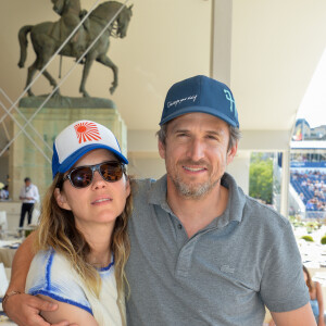 Exclusif - Marion Cotillard et son compagnon Guillaume Canet dans la tente VIP lors du Longines Paris Eiffel Jumping au Champ de Mars à Paris, le samedi 6 juillet 2019. © Veeren Ramsamy/Bestimage