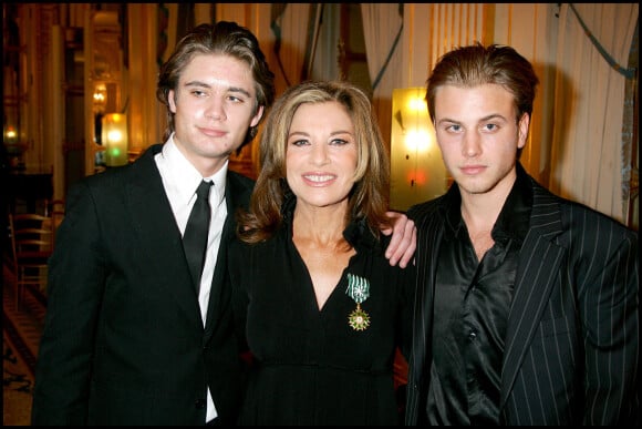Nicole Calfan et ses deux fils Michael et Jérémy - Remise de médailles au ministère de la culture par la ministre Christine Albanel.
