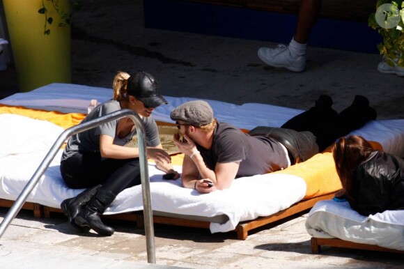 AnnaLynne McCord et Kellen Lutz profitent d'une après-midi ensoleillée sur le bord de leur piscine de leur hôtel à l'occasion du Super Bowl à Miami 