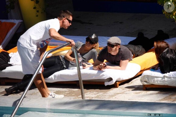 AnnaLynne McCord et Kellen Lutz profitent d'une après-midi ensoleillée sur le bord de leur piscine de leur hôtel à l'occasion du Super Bowl à Miami 