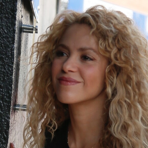 Depuis le 4 juin 2022, Shakira et Gerard Piqué sont officiellement séparés
Shakira reçoit la visite de la police espagnole à son domicile à Barcelone le 25 janvier 2018. Y a t-il un lien avec l'affaire du fisc espagnol qui lui reproche d'avoir dissimulé de l'argent ? Peu après, Gerard Piqué quitte le domicile en voiture.