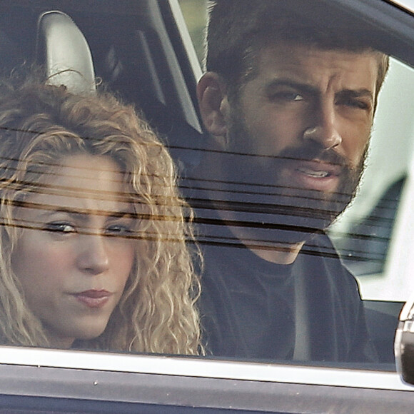 Shakira n'a rien officialisé de ces rumeurs, mais la chanteuse a peut-être retrouvé l'amour
Exclusif - La chanteuse Shakira et son mari le footballeur Gerard Piqué avec leur fils Milan quittent leur domicile à Barcelone le 15 octobre 2017.