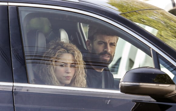 Exclusif - La chanteuse Shakira et son mari le footballeur Gerard Piqué avec leur fils Milan quittent leur domicile à Barcelone le 15 octobre 2017.