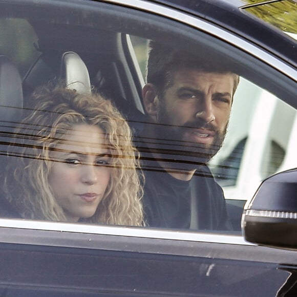 Exclusif - La chanteuse Shakira et son mari le footballeur Gerard Piqué avec leur fils Milan quittent leur domicile à Barcelone le 15 octobre 2017.