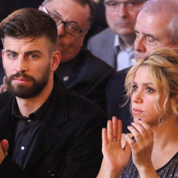 Si le footballeur a retrouvé l'amour dans les bras de la jeune Clara Chia, ce n'est pas le cas de la chanteuse colombienne
Gerard Piqué reçoit le prix du meilleur athlète catalan lors d'une cérémonie à Barcelone. Sa compagne, la chanteuse Shakira était à ses côtés.