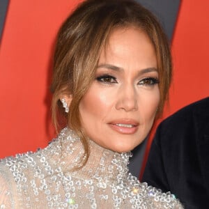 Cette dernière a fait vriller tous les regards à l'aide d'une robe à la fois transparente et fluorescente.
Jennifer Lopez - Première du film "AIR" à Los Angeles, le 27 mars 2023.