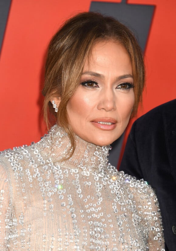 Cette dernière a fait vriller tous les regards à l'aide d'une robe à la fois transparente et fluorescente.
Jennifer Lopez - Première du film "AIR" à Los Angeles, le 27 mars 2023.