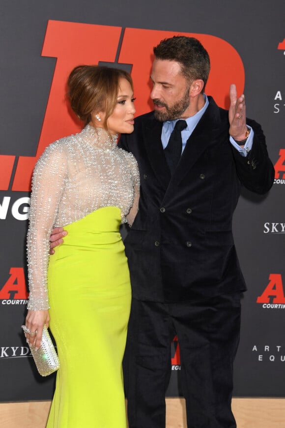 Elle est venue applaudir son homme... quitte à lui voler la vedette.
Jennifer Lopez et son mari Ben Affleck - Première du film "AIR" à Los Angeles, le 27 mars 2023.