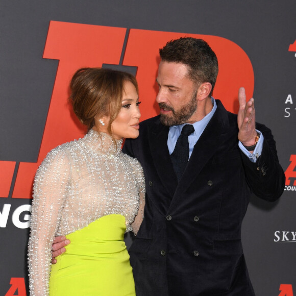 Elle est venue applaudir son homme... quitte à lui voler la vedette.
Jennifer Lopez et son mari Ben Affleck - Première du film "AIR" à Los Angeles, le 27 mars 2023.