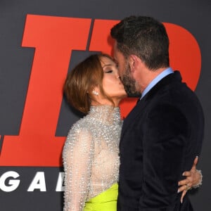 Petits bisous et gestes tendres... les Bennifer semblaient plus amoureux que jamais !
Jennifer Lopez et son mari Ben Affleck - Première du film "AIR" à Los Angeles, le 27 mars 2023.