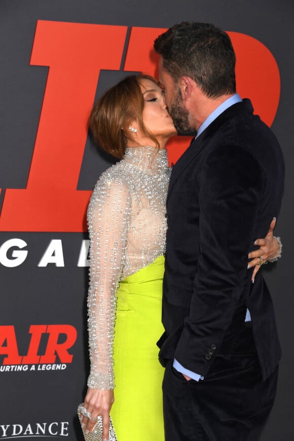 Petits bisous et gestes tendres... les Bennifer semblaient plus amoureux que jamais !
Jennifer Lopez et son mari Ben Affleck - Première du film "AIR" à Los Angeles, le 27 mars 2023.