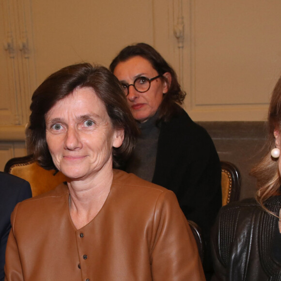 Agnès Firmin-Le Bodo entre Nelson Monfort (Président de la soirée) et sa femme Dominique - Soirée du Coeur au profit de l'association "Mécénat Chirurgie Cardiaque" à la salle Gaveau à Paris le 27 Mars 2023. L'association Mécénat Chirurgie Cardiaque permet à des enfants souffrant de malformations cardiaques de venir en France se faire opérer lorsqu'ils ne peuvent pas être soignés dans leur pays par manque de moyens financiers et techniques. © Bertrand Rindoff / Bestimage