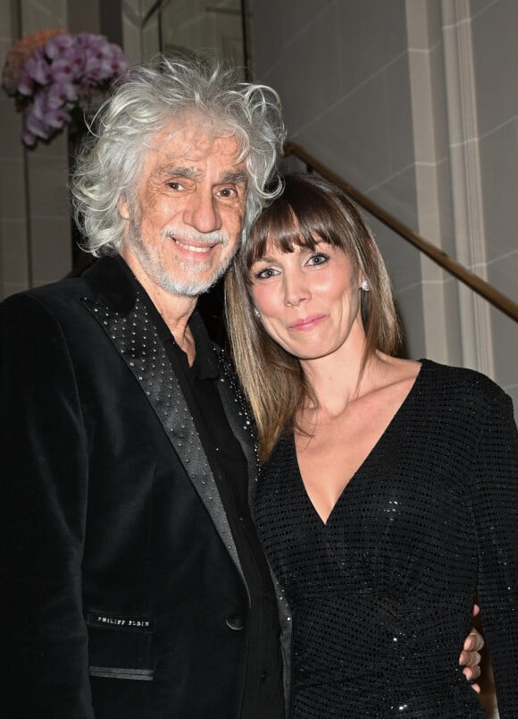 Louis Bertignac et sa femme Laetitia Brichet - Gala caritatif des "Stéthos d'Or" qui récompensent les artistes qui contribuent au bien-être de tous, organisé par la Fondation pour la Recherche en Physiologie au George V à Paris, le 27 mars 2023.  © Coadic Guirec-Rachid Bellak/Bestimage