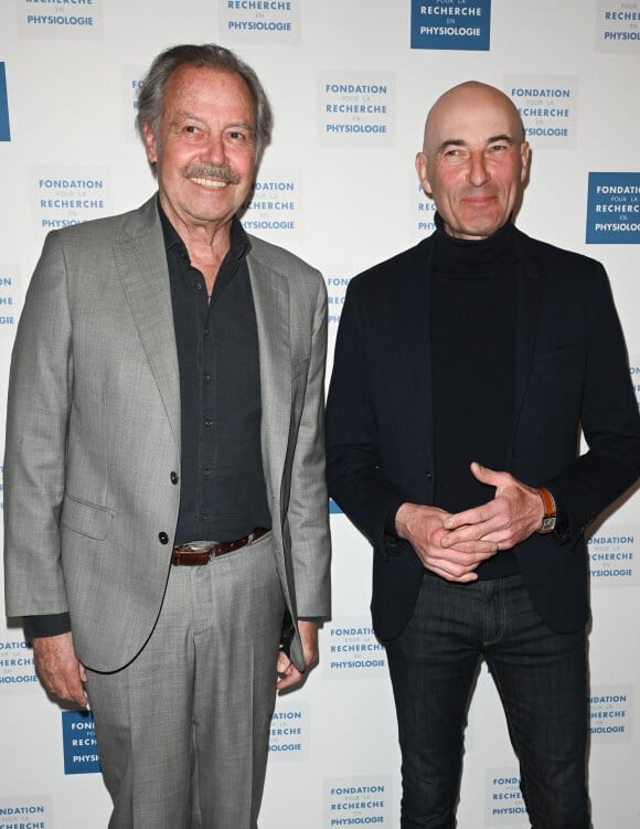 Michel Leeb et Nicolas Canteloup - Gala caritatif des "Stéthos d'Or" qui récompensent les artistes qui contribuent au bien-être de tous, organisé par la Fondation pour la Recherche en Physiologie au George V à Paris, le 27 mars 2023. © Coadic Guirec-Rachid Bellak/Bestimage