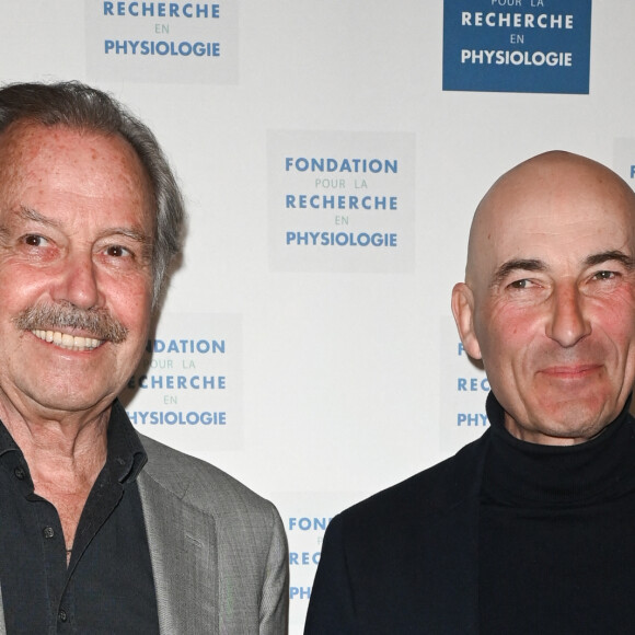 Michel Leeb et Nicolas Canteloup - Gala caritatif des "Stéthos d'Or" qui récompensent les artistes qui contribuent au bien-être de tous, organisé par la Fondation pour la Recherche en Physiologie au George V à Paris, le 27 mars 2023. © Coadic Guirec-Rachid Bellak/Bestimage