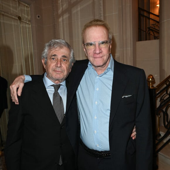 Michel Boujenah et Christophe Lambert - Gala caritatif des "Stéthos d'Or" qui récompensent les artistes qui contribuent au bien-être de tous, organisé par la Fondation pour la Recherche en Physiologie au George V à Paris, le 27 mars 2023. © Coadic Guirec-Rachid Bellak/Bestimage