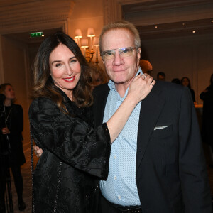 Elsa Zylberstein et Christophe Lambert - Gala caritatif des "Stéthos d'Or" qui récompensent les artistes qui contribuent au bien-être de tous, organisé par la Fondation pour la Recherche en Physiologie au George V à Paris, le 27 mars 2023. © Coadic Guirec-Rachid Bellak/Bestimage