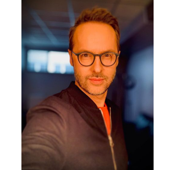 Il a donc naturellement créé la surprise mardi 28 mars lorsqu'il a dévoilé un nouveau look sur Instagram, à savoir l'apparition d'une petite barbe sur son visage.
Damien Thévenot se dévoile avec une barbe sur Instagram.