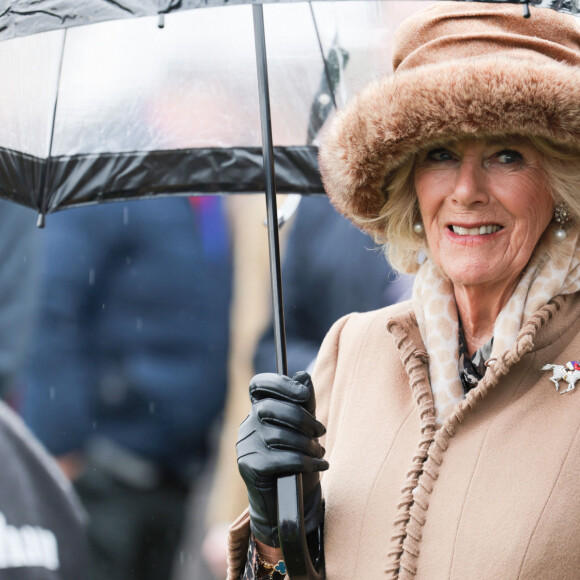 Camilla Parker Bowles, reine consort d'Angleterre, entourée des vainqueurs de la course Tony Bloom, Willie Mullins et le jockey Paul Townend lors du "Ladies Day" du festival de Cheltenham à l'hippodrome de la ville. Le 15 mars 2023. 