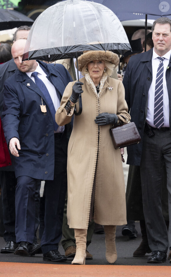 Camilla Parker Bowles, reine consort d'Angleterre, assiste au Festival de Cheltenham 2023 à l'hippodrome de Cheltenham, à l'occasion du "Ladies Day". Le 15 mars 2023. 