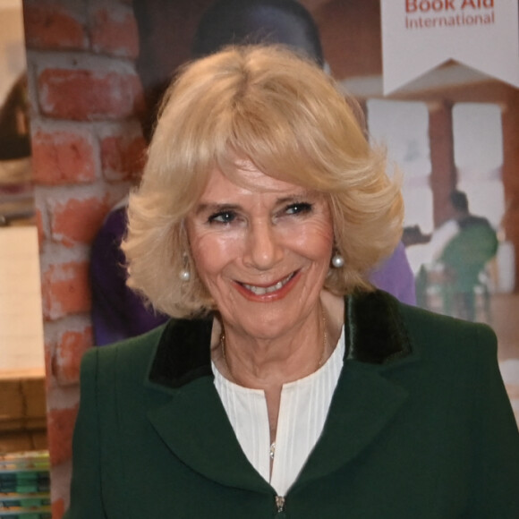 Camilla Parker Bowles, reine consort d'Angleterre, lors d'une visite à Book Aid International à Londres, Royaume Uni, le 2 février 2023, pour rencontrer le personnel et visiter l'entrepôt de l'organisme de bienfaisance, qui envoie des livres aux communautés du monde entier. 