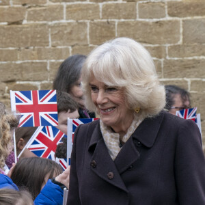 Camilla Parker Bowles, reine consort d'Angleterre, plante un arbre dans le cadre de l'initiative "Queen's Green Canopy" lors d'une visite à Lacock, le 25 janvier 2023. La souveraine a rencontré des représentants de la communauté à l'Eglise St Cyriac. C'est en cette Eglise que le mariage de Laura Parker Bowles, la fille de la reine consort, avait été célébré en 2006. 