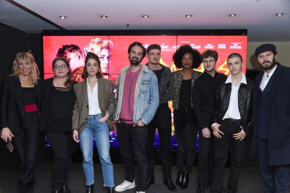 Le journal Libération l'a interrogé à propos de ses goûts musicaux.
La productrice Fannie Pailloux, Emilie GavoisKahn, Alice Isaaz, le réalisateur Romain Quirot, Niels Schneider, Armelle Abibou, Rod Paradot, Malik Frikah et Hugo Becker - Avant-première du film "Apaches" au cinéma UGC Les Halles à Paris le 28 mars 2023. © Giancarlo Gorassini/Bestimage