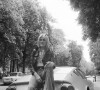Patrick Juvet est par la suite resté discret sur ses amours
En France, à Paris, portrait de Patrick Juvet en blouson de cuir, une paire de lunettes de soleil sur son front, posant assis sur la carosserie arrière d'une voiture de sport, souriant en extérieur . Le 14 mai 1974. © Bruno Schneider via Bestimage