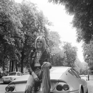 Patrick Juvet est par la suite resté discret sur ses amours
En France, à Paris, portrait de Patrick Juvet en blouson de cuir, une paire de lunettes de soleil sur son front, posant assis sur la carosserie arrière d'une voiture de sport, souriant en extérieur . Le 14 mai 1974. © Bruno Schneider via Bestimage