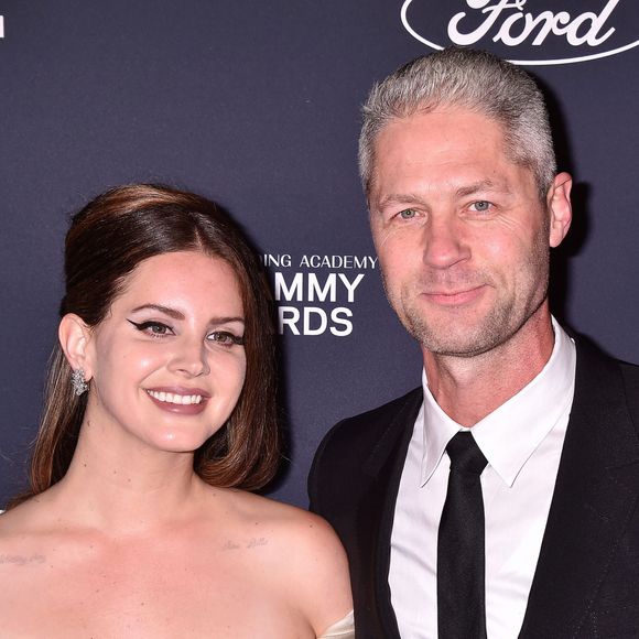 Pile trois ans après sa rupture avec son ex compagnon Sean Larkin, Lana Del Rey a dit oui à son nouveau partenaire.
Lana Del Rey et son compagnon Sean Larkin à la soirée"Pre-GRAMMY Gala and GRAMMY Salute to Industry Icons Honoring Sean "Diddy" Combs" dans le quartier de Beverly Hills à Los Angeles, le 25 janvier 2020. 