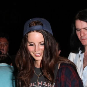 Le couple se serait rencontré grâce au producteur de la chanteuse.
Lana Del Rey et son petit-ami Barrie-James O'Neill a la sortie du club "The Troubadour" a West Hollywood, le 26 aout 2013.