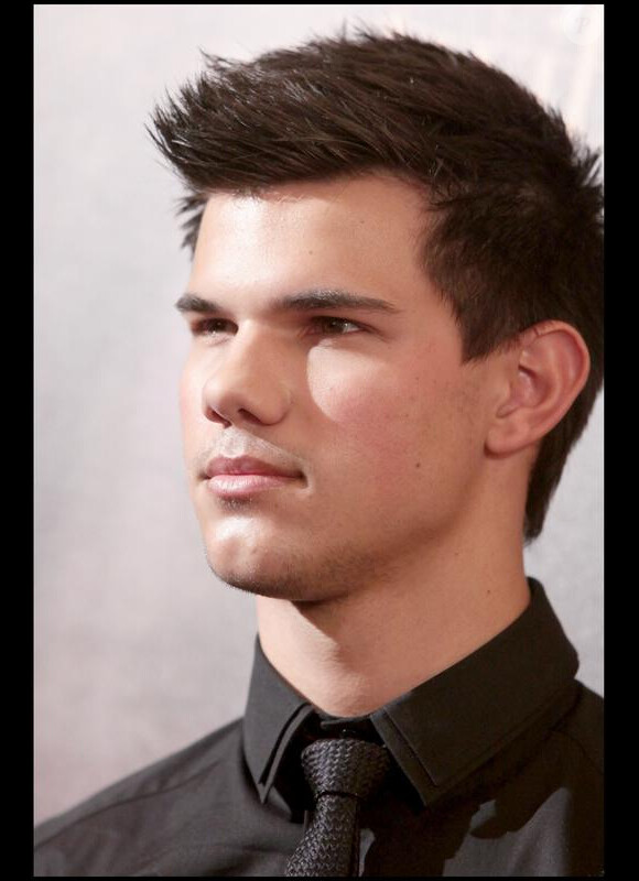 Taylor Lautner lance un grand concours en partenariat avec Orange et LG pour offrir à un fan la possibilité de l'accompagner durant sa venue à Paris.