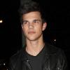 Taylor Lautner, à la sortie d'un restaurant de grillades, ce mardi 23 février, à West Hollywood.