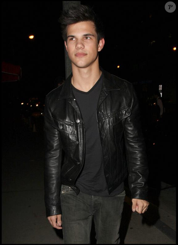Taylor Lautner, à la sortie d'un restaurant de grillades, ce mardi 23 février, à West Hollywood.