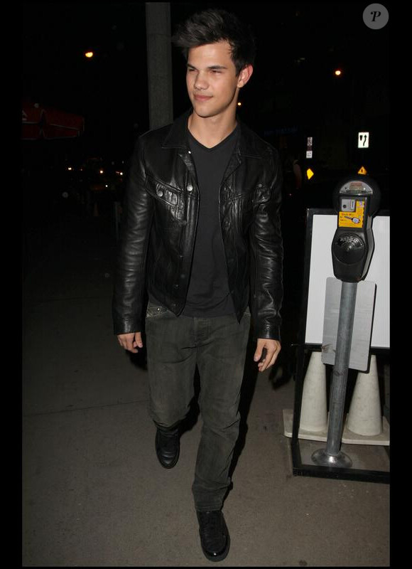 Taylor Lautner, à la sortie d'un restaurant de grillades, ce mardi 23 février, à West Hollywood.