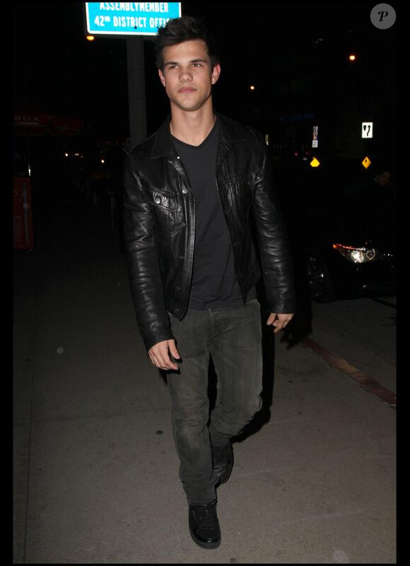 Taylor Lautner, à la sortie d'un restaurant de grillades, ce mardi 23 février, à West Hollywood.