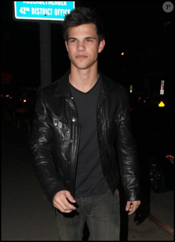 Taylor Lautner, à la sortie d'un restaurant de grillades, ce mardi 23 février, à West Hollywood.