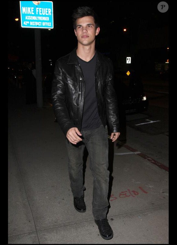 Taylor Lautner, à la sortie d'un restaurant de grillades, ce mardi 23 février, à West Hollywood.