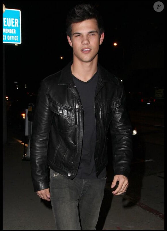 Taylor Lautner, à la sortie d'un restaurant de grillades, ce mardi 23 février, à West Hollywood.